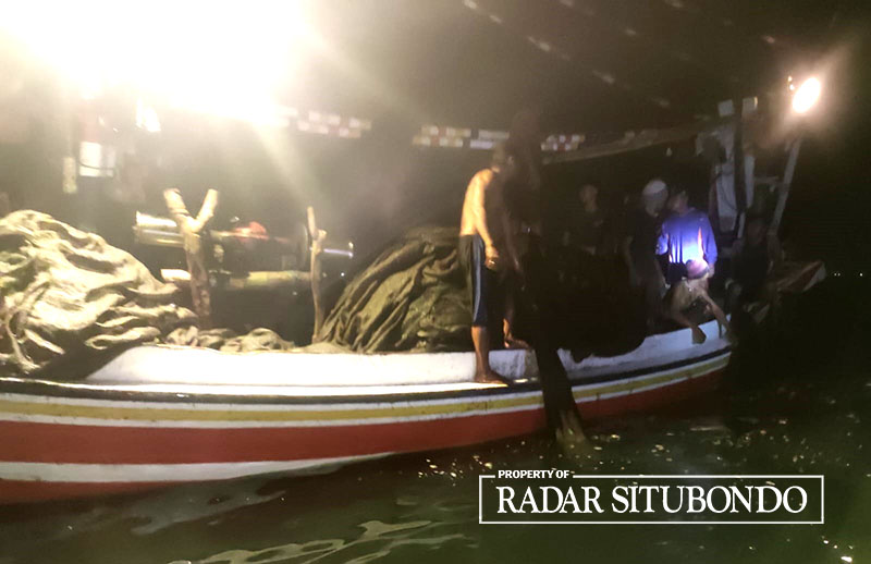DITANGKAP: Lima perahu di Perairan Desa Lamongan, Kecamatan Arjasa, diamankan Satpolairud Situbondo, Rabu malam (6/9).