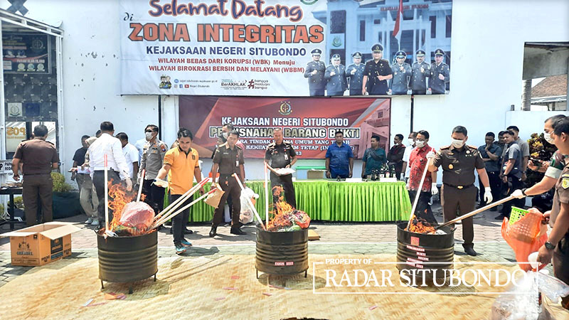 DIBAKAR: Kejaksaan Negeri Situbondo memusnahkan ratusan barang bukti (BB) hasil kejahatan di halaman kantor Kejaksaan Negeri Situbondo, Kamis (7/9).