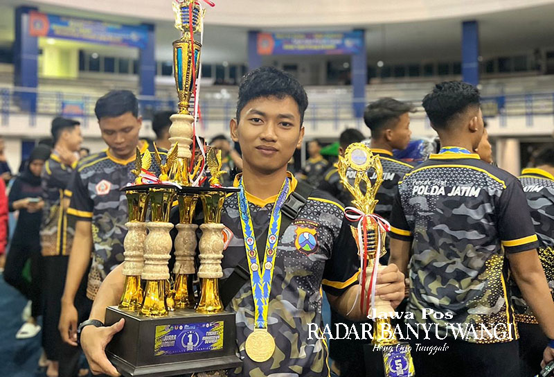 MEMBANGGAKAN: Bripda Ahmad Lutfi Ba Sat Pamobvit Polresta Banyuwangi menerima penghargaan ajang Kejuaraan Nasional Pencak Silat, Selasa (5/9).