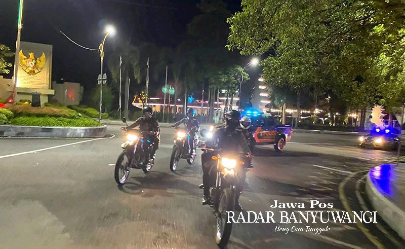 PATROLI: Anggota Satsamapta Polresta Banyuwangi menggelar patroli keliling di pusat kota Banyuwangi, Minggu dini hari (3/9).