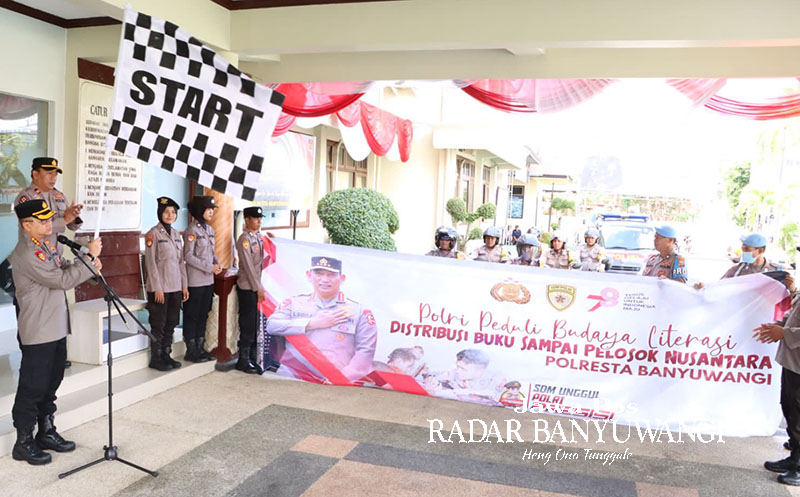 DIBERANGKATKAN: Kapolresta Banyuwangi, Kombespol Deddy Foury Millewa (kiri) memberangkatkan para Bhabinkamtibmas untuk mengirimkan buku ke pelosok desa di Mapolresta Banyuwangi, Kamis (31/8).
