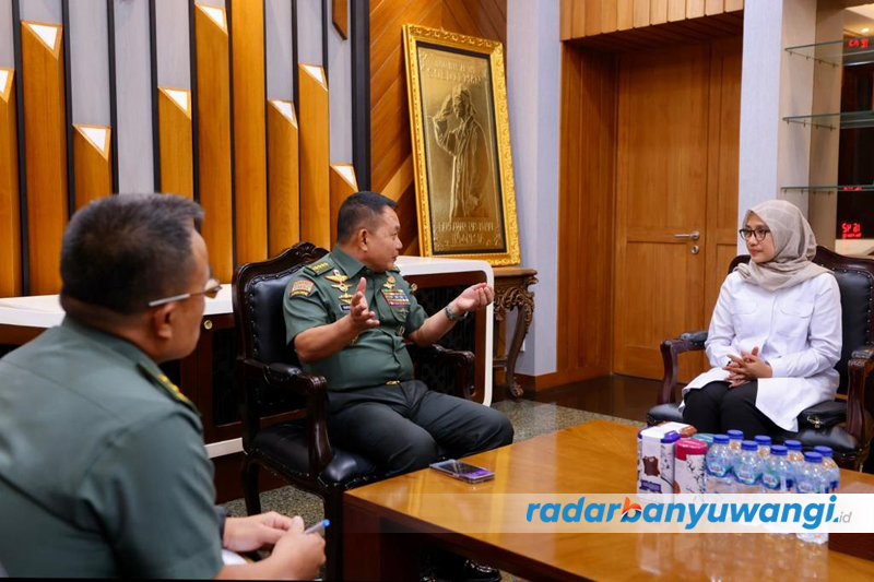 BAHAS INGGRISAN: Bupati Ipuk Fiestiandani bertemu KSAD Jenderal Dudung Abdurrahman di Jakarta.