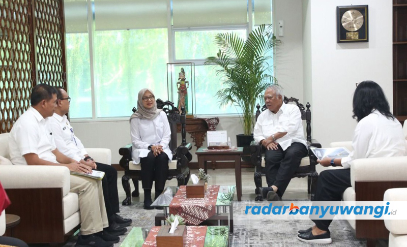 RAPAT: Bupati Ipuk Fiestiandani bertemu Menteri PUPR Basuki Hadimuljono di Jakarta.