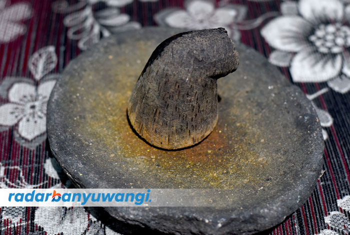 KERAS: Cobek yang terbuat dari bahan dasar batu gunung.