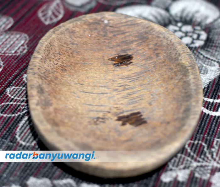 HALUS: Cobek yang terbuat dari bahan kayu permukaannya lebih halus.