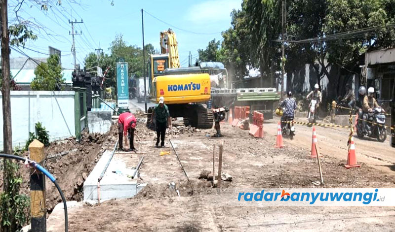 DITUTUP TANAH: Sepuluh set box culvert di Jembatan Wongsorejo sudah terpasang, Jumat (8/9). Pemasangan box culvert tersebut sempat memicu kemacetan di jalur Wongsorejo-Situbondo.