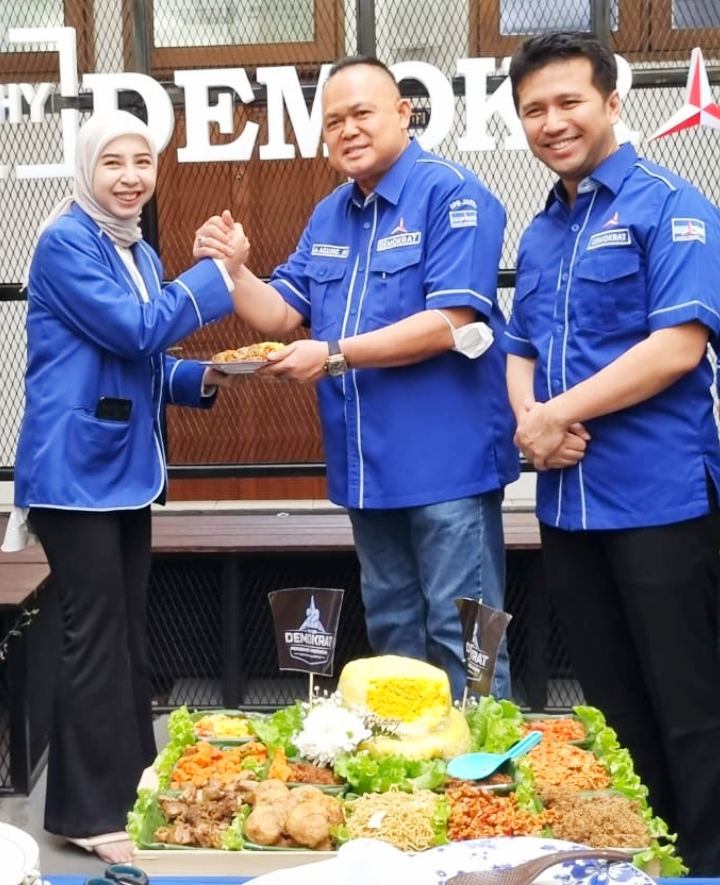 HARI BERBAHAGIA: Kiri, Ketua DPD Jatim Partai Demokrat Emil Dardak, Bendahara Umum DPD Jatim Partai Demokrat dokter Agung Mulyono saat menyerahkan tumpeng kepada kader Demokrat dalam acara HUT Partai