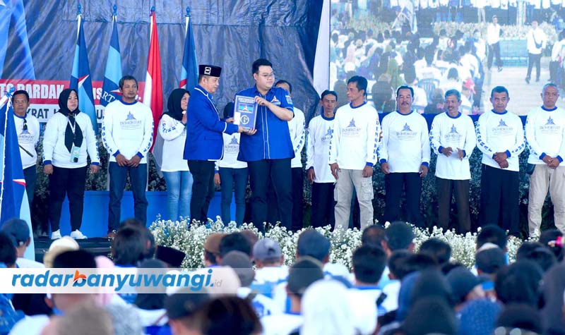 SAH: Adriel Danny Kurniawan (kanan) menerima berkas SK dari Ketua DPC Partai Demokrat Banyuwangi Michael Edy Hariyanto (kiri) usai pelantikan pengurus ranting PD se-Banyuwangi.