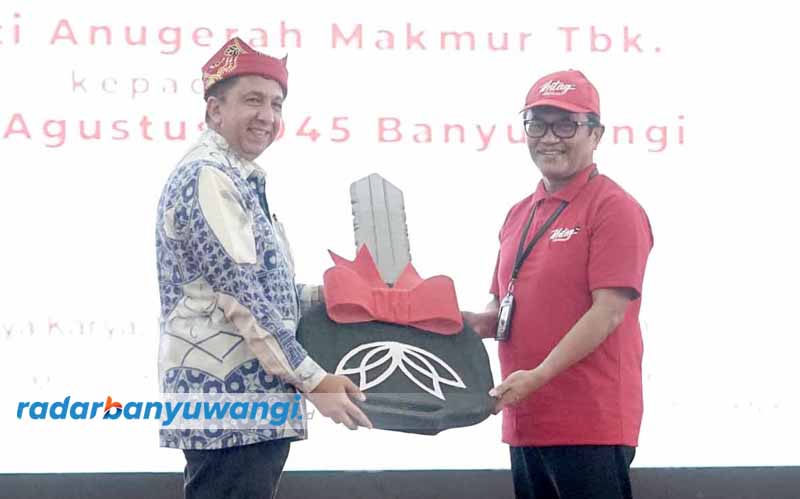 BANTUAN CSR: Presdir PT Saraswanti Anugerah Makmur Tbk  Yahya Taufik (kiri) menyerahkan kunci mobil kepada Rektor Untag Andang Subaharianto.