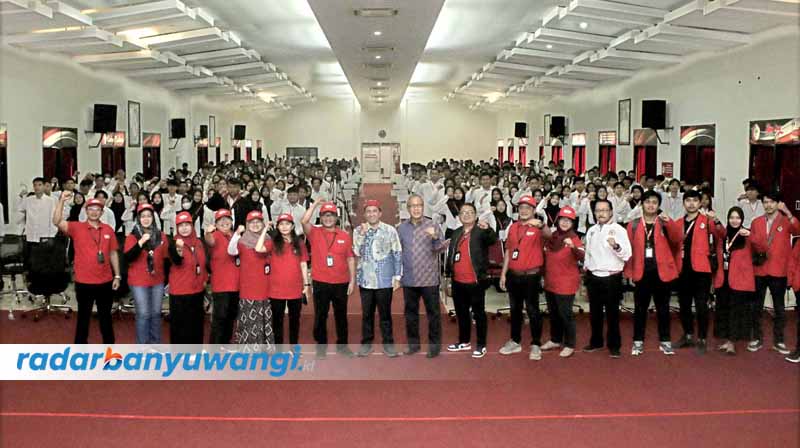 FOTO BERSAMA: Rektor Untag Andang Subarianto bersama para pemateri PKKMB, jajaran rektorat dan dekanat di depan mahasiswa baru di auditorium kampus.
