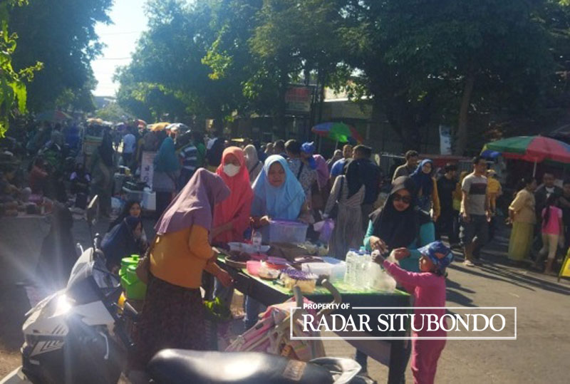 HARI PERTAMA: Humas CFD Kadari melakukan pendataan pendapatan omzet pedagang, di Jalan Wijaya Kusuma, Kelurahan Dawuhan, Kecamatan Kota, Minggu (10/9).