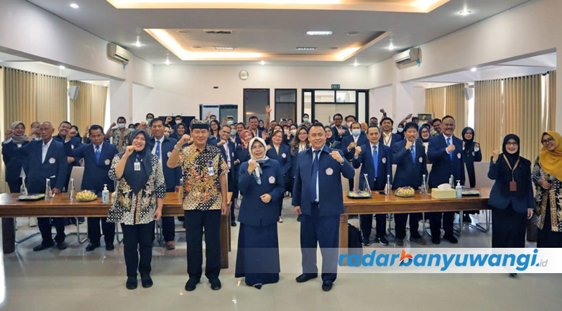 BAHAGIA: Tim Residensi Universitas Hang Tuah berfoto bersama pejabat struktural RSUD Blambangan Banyuwangi.