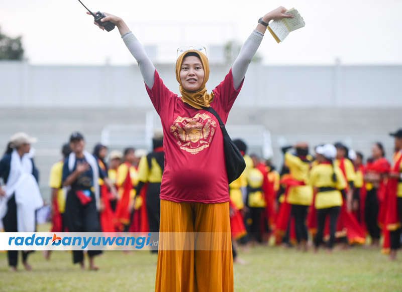 TOTALITAS: Miftahul Jannah mengarahkan penari gandrung sewu dalam sesi latihan gabungan di Stadion Diponegoro, Minggu malam (10/9).