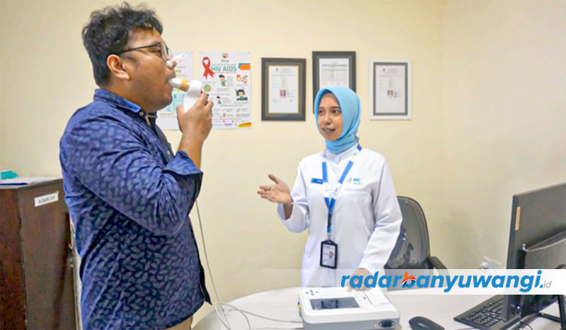 PELAYANAN: Petugas memeriksa pasien menggunakan alat spirometri di Poliklinik RSU Bhakti Husada, Krikilan, Kecamatan Glenmore.