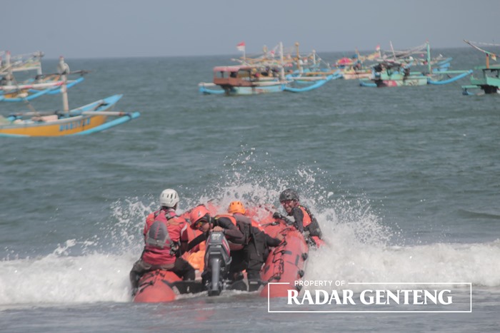 DIHEMPAS OMBAK: Tim SAR melanjutkan pencarian dua nelayan yang hilang di Perairan Grajagan, Kecamatan Purwoharjo, Minggu (10/9).
