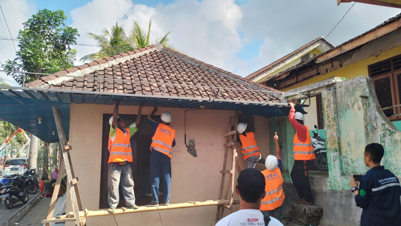 PRAKTIK: Proses pengerjaan atap Kanopi Display UMKM bersama warga Desa Tambong, Kabat.