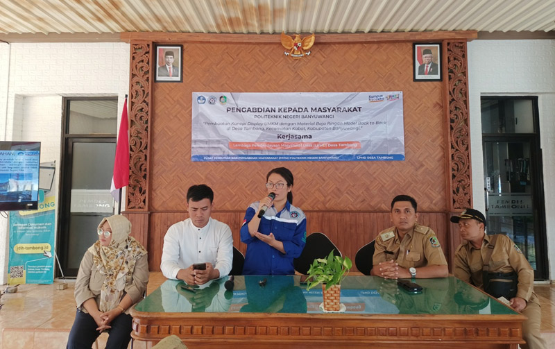 PAPARAN: Tim PKM Poliwangi melakukan sosialisasi dan penyampaian materi tentang pemilihan pemilihan model Back To Back untuk atap Kanopi Display UMKM.