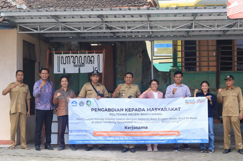 FOTO BERSAMA: Tim PKM Poliwangi menyerahan produk atap kanopi display UMKM baja ringan kepada perangkat Desa Tambong.