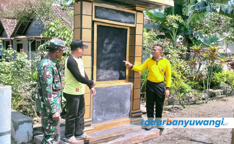 SEGERA DIPUGAR: Forpimka Glenmore meninjau tugu PSHT yang akan diubah menjadi gambar garuda atau warna bendera merah putih di Afdeling Muktisari, Desa Karangharjo, Kecamatan Glenmore, Senin (11/9).