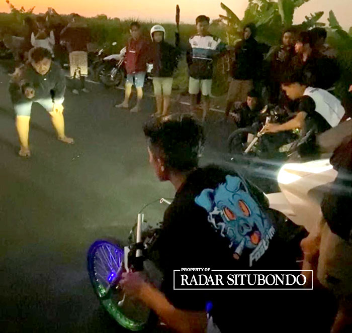 BALAPAN PAGI: Dua pembalap liar sedang bersiap untuk merebut juara di jalan Desa Duwet, Kecamatan Panarukan, Senin (11/9).