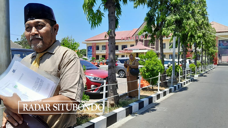 TEMPUH JALUR HUKUM: Supriyono melaporkan SMKN 2 Situbondo ke Mapolres Situbondo, Senin (11/9).