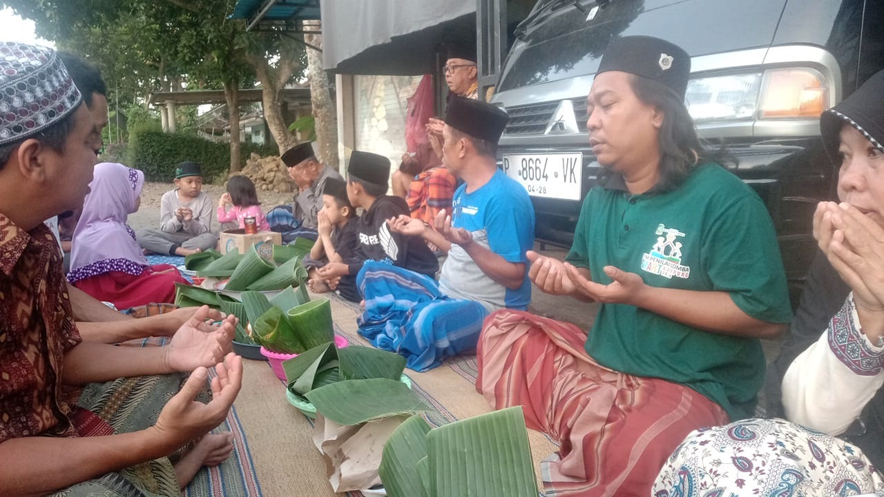 REBO WEKASAN: Warga Dusun Krajan, Desa Kelir, Kecamatan Kalipuro, menggelar sego golongan menyambut Maulid Nabi Muhammad SAW. Tradisi ii digelar di hari Rabu terakhir bulan Safar.