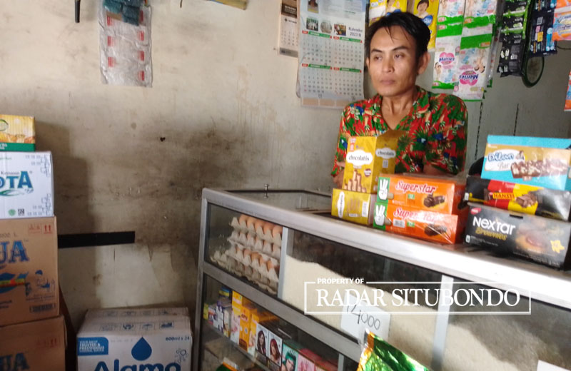 MENUNGGU PEMBELI: Harga beras yang di jual ecer di toko kelontong di bandrol dengan harga Rp 14 ribu per kilogram, di wilayah Jalan Wijaya Kusuma, Kelurahan Dawuhan, Kecamatan Kota, Selasa (12/9).