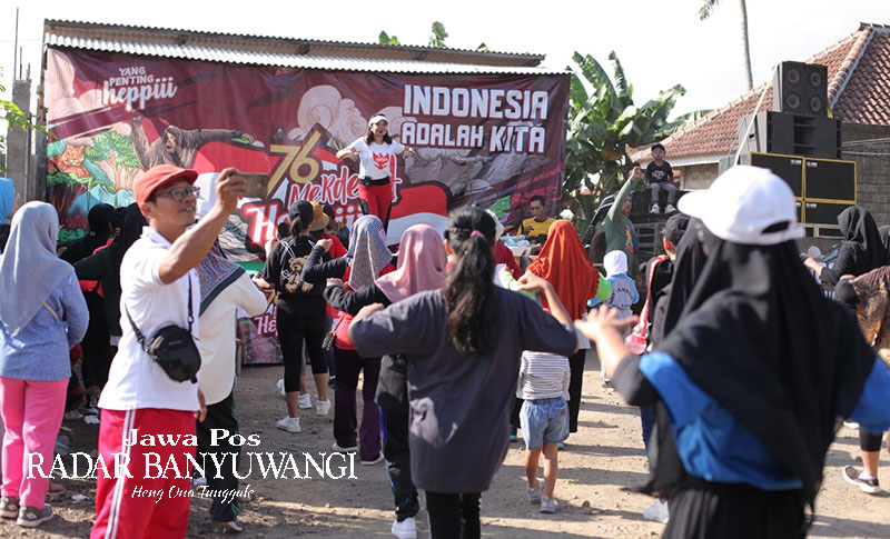 Warga Desa Tambong, Kabat, menikmati senam dan jalan sehat yang digelar Heppii Community Banyuwangi Rabu (13/9).