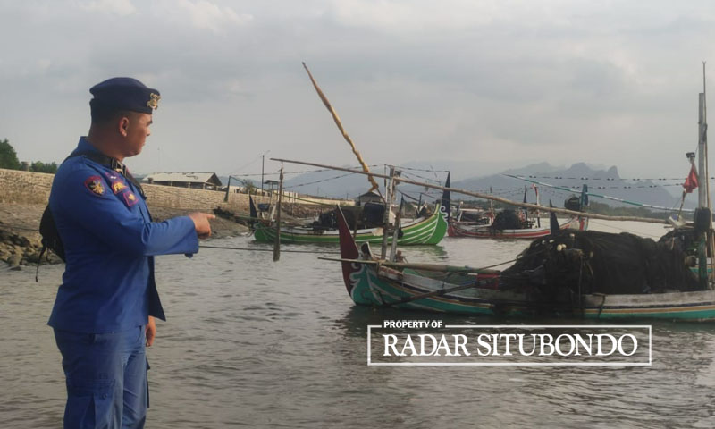 Perahu yang digunakan ABK asal Desa Peleyan, Panarukan, Situbondo, diamankan akibat melanggar zona tangkap ikan.