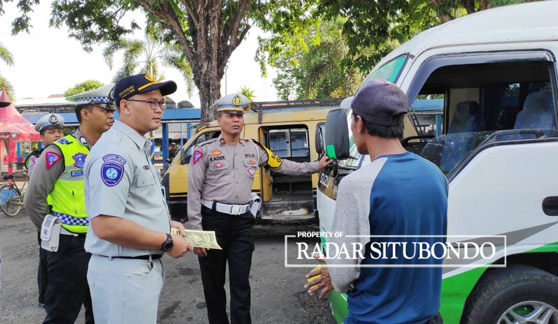 PENERTIBAN: Anggota Satlantas Polres Situbondo dan Anggota Dishub Situbondo melakukan penertiban parkir liar di selatan Terminal Kota Situbondo, Selasa (12/9).