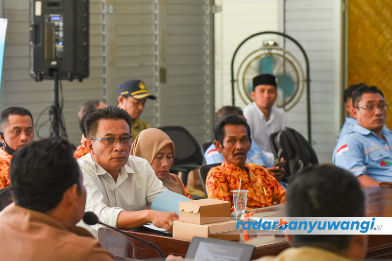 Panitia Pilkades Kalibarukulon mengikuti rapat koordinasi untuk membahas permasalahan Pilkades Kalibarukulon di Aula DPMD Banyuwangi, Selasa (12/9).