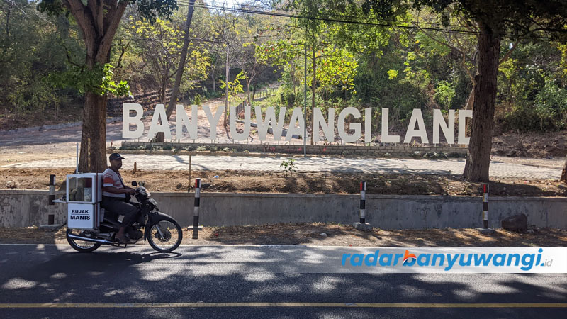 MASIH DIKAJI: Landscape letter Banyuwangi Land berdiri di pinggir jalan raya Dusun Selogiri, Desa Ketapang, Kecamatan Kalipuro, Banyuwangi.