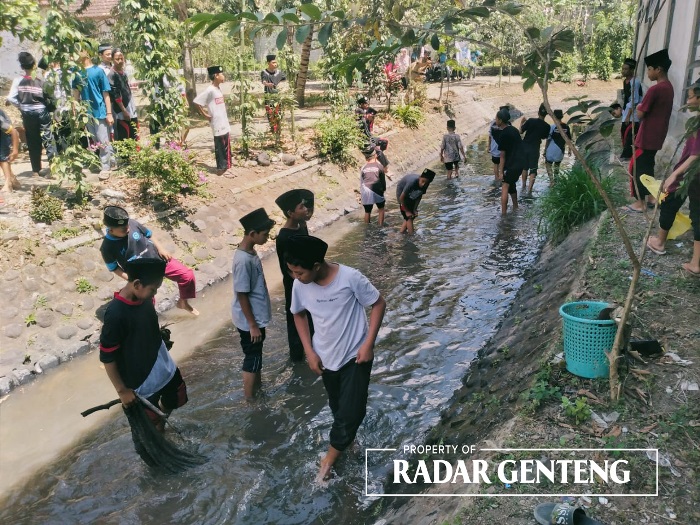 RAWAT SUNGAI: Puluhan siswa SMP Budi Utomo membersihkan DAS dekat Dam Marwo yang tidak jauh dari sekolahnya di Dusun/Desa Kepundungan, Kecamatan Srono Rabu (12/9).