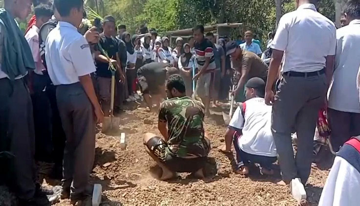 SUDAH DIMAKAMKAN: Proses pemakaman jenazah atlet tinju Porprov Jatim Farhat Mika Rahel Riyanto di kampung halamannya Bondowoso.