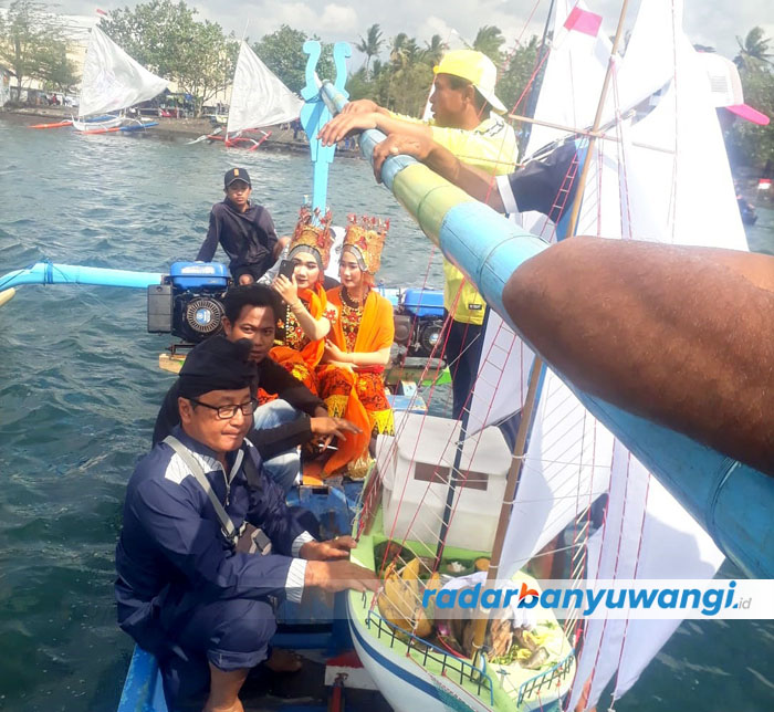 PUNCAK RITUAL: Nelayan Pantai Bulusan melarung sesajen dalam ritual Rebo Wekasan di Pantai Waru Doyong, Bulusan, Kalipuro, Rabu (13/9).