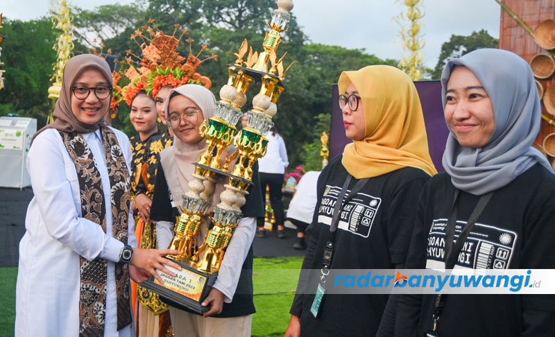 RAIH HADIAH RP 50 JUTA: Bupati Ipuk menyerahkan piala kepada juara 1 Jagoan Tani dari tim Javawangi.