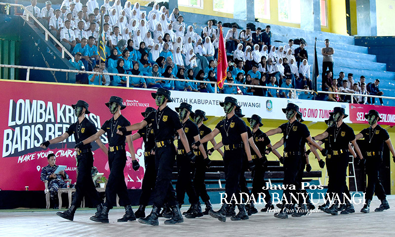 TANGKAS: Penampilan salah satu peserta Lomba Kreasi Baris Berbari yang digelar di GOR Tawangalun Banyuwangi 4-5 September 2023. Kesuksesan acara ini berkat dukungan banyak pihak.
