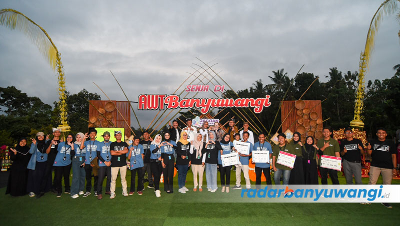 SENJA DI AWT: Para pemenang Jagoan Banyuwangi berfoto bersama Bupati Ipuk Fiestiandani dan Konjen Australia untuk Indonesia Fiona Hoggart di Agro Wisata Tamansuruh (AWT) Rabu sore (13/9).