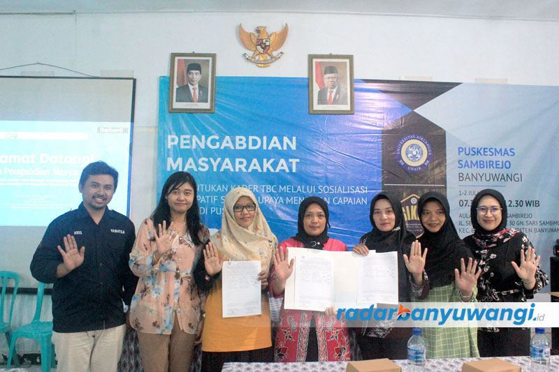 KOMPAK: Peserta pengabdian masyarakat berfoto bersama perwakilan dari Unair SIKIA dan Yayasan Bhanu Yasa Sejahtera di Puskesmas Sambirejo.