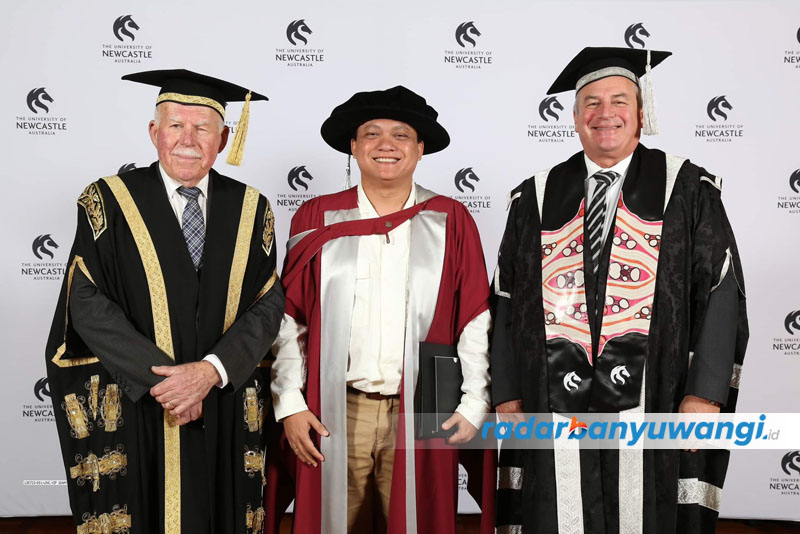 DOKTOR BARU: Dana (tengah) bersama jajaran rektorat University of Newcastle. Dia telah menyelesaikan program doktor dengan disertasi bidang pendidikan damai dalam pengajaran Bahasa Inggris.