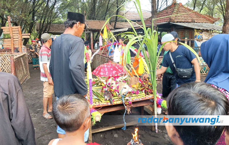 TRADISI: Gitik sesajen dilarung nelayan Pantai Cemara, Lingkungan Rowo, Kelurahan Pakis, Kecamatan Banyuwangi, Rabu (13/9)