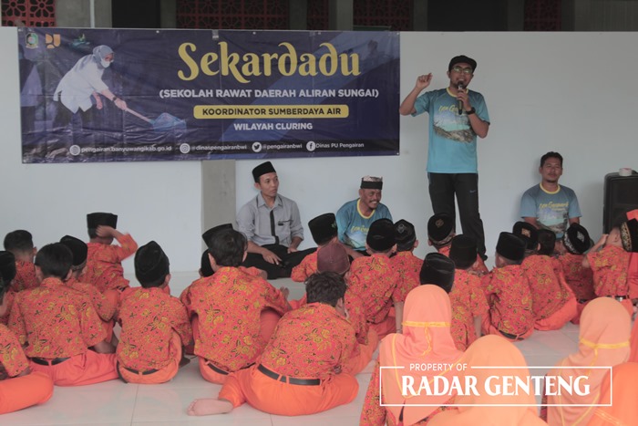MENYIMAK: Puluhan siswa MI Miftahul Huda Kaliploso mendengarkan materi yang disampaikan Petugas Pengairan Korsda Cluring Peny Nur Prasetyo, Rabu (13/9).