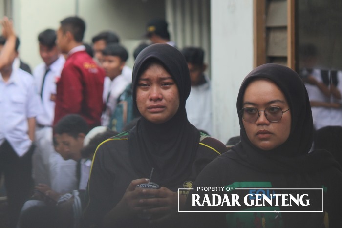 RAMAI: Teman-teman Ayundira Gusvivia berdatangan untuk takziah di rumahnya Dusun Kopen, Desa Genteng Kulon, Kecamatan Genteng, Rabu (13/9).