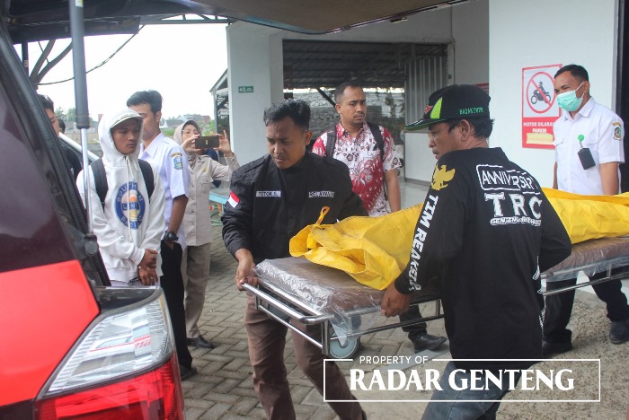 LAKA: Anggota relawan menggotong jenazah Ayundira Gusvivia ke ambulans untuk diantar ke rumahnya di Dusun Kopen, Desa Genteng Kulon, Kecamatan Genteng, Rabu (13/9).