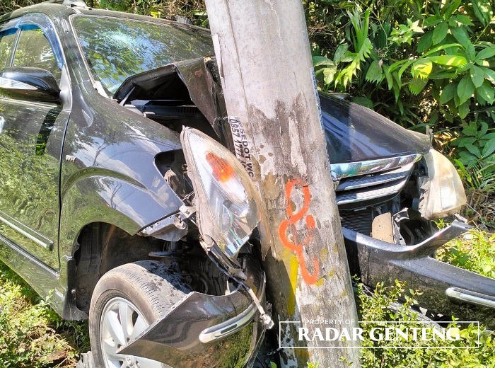RINGSEK: Mobil Avanza yang disopiri Imam Muhammad Syareh rusak berat setelah menabrak tiang listrik di jalan raya Dusun Sumberbening, Desa Kesilir, Kecamatan Siliragung pada Rabu (12/9).