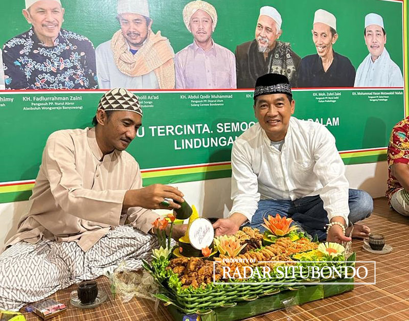 RAYAKAN ULANG TAHUN: KH Ubat Yamin memotongkan tumpeng ulang tahun untuk pemilik CV Lintang Timur Jaya, H. Ahmad Mujiono, di Pendapa Pondok Pesantren Nurul Islam, Dusun Curah Saleh, Desa Seletreng, Ke