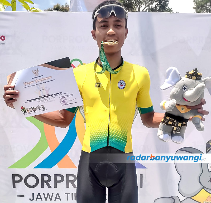 NAIK PODIUM: M. Mirza Rabbani mendapat medali emas di nomor Individual Road Race cabor balap sepeda di Desa Kumitir, Kabupaten Mojokerto, Jumat (15/9).
