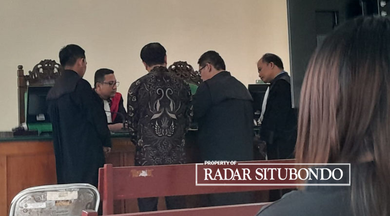 SIDANG LANJUTAN: Korban dugaan penipuan Andre (dua dari kiri) menghadap ke Majelis Hakim PN Situbondo bersama dua kuasa hukum dari Kristin, di ruang sidang satu PN Situbondo, Kamis (14/9)