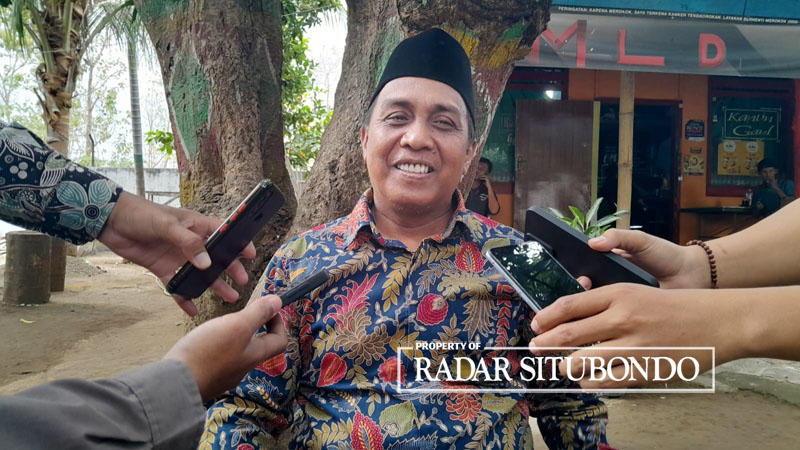 KRITIK SABER BUNGLI: Abdurrahman, pembina LBH Mitra Santri ditodong rekaman di kantin Pengadilan Negeri Situbondo, Kamis (14/9).