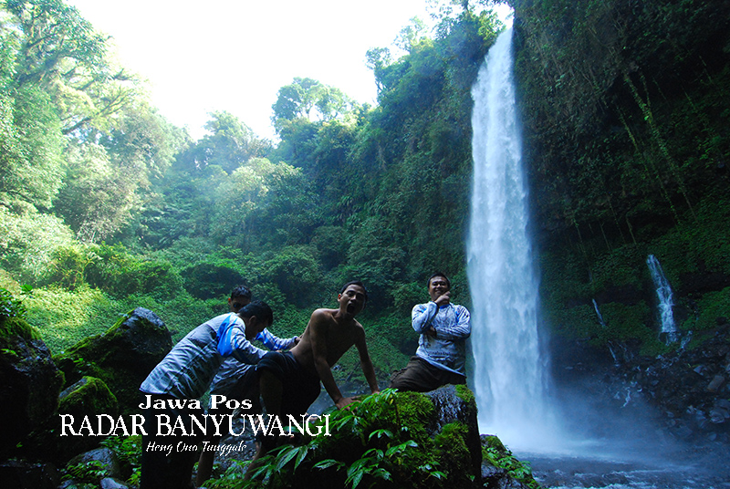 TERTINGGI: Wisatawan menikmati air terjun Lider di Desa Sumberarum, Kecamatan Songgon, Banyuwangi.